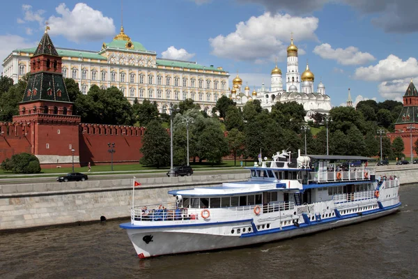 Výletní lodě se plaví podél řeky nedaleko moskevského Kremlu. — Stock fotografie