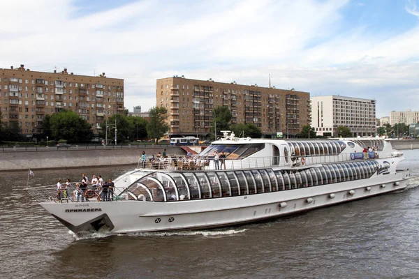 Barco de prazer moderno no rio Moscou . — Fotografia de Stock