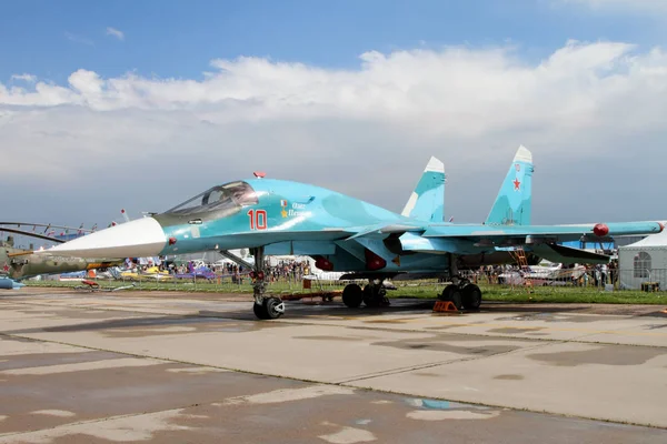 Bombardero-caza multifuncional Su-34 nombrado en honor a Oleg Peshkov en — Foto de Stock