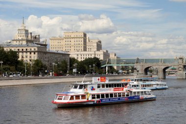 Moskova Nehri boyunca iki modern zevk tekne yelken.