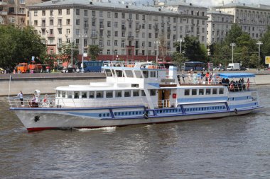 Zevk tekne yelken Moskova Nehri boyunca.