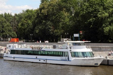 Moskova Nehri iskelede zevk tekne mevcuttur.