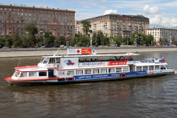 Modern zevk tekne yelken Moskova Nehri boyunca.