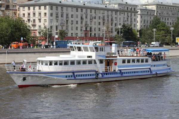 Výletní lodě se plaví podél řeky Moskva. — Stock fotografie