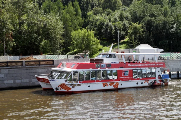 Barca da diporto rossa naviga lungo il fiume Mosca . — Foto Stock