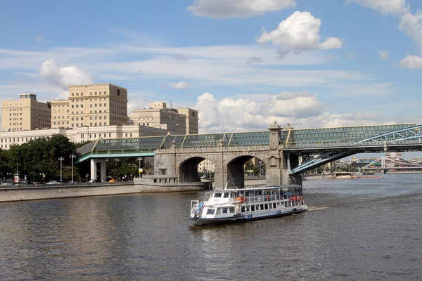 Pleasure boat sails along the Moscow River. — Stock Photo, Image