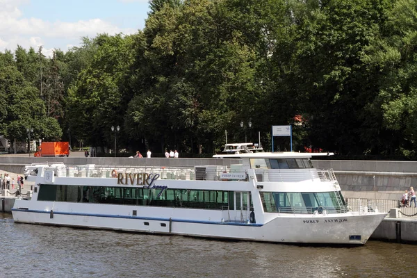 Moskova Nehri iskelede zevk tekne mevcuttur.