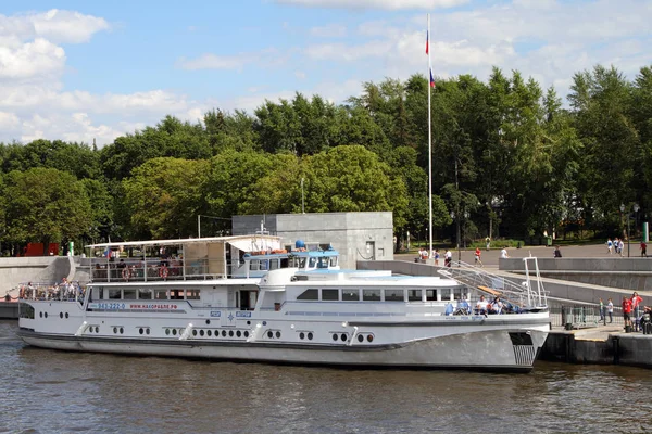 Barco de prazer está no cais no rio Moskva . — Fotografia de Stock