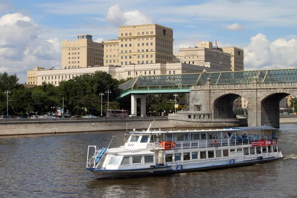 Pleasure boat sails along the Moscow River. — Stock Photo, Image