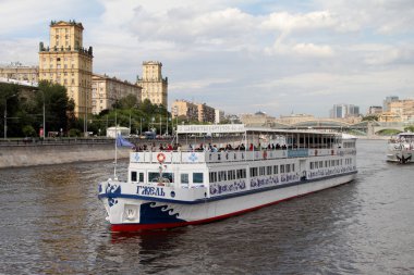 Modern zevk tekne yelken Moskova Nehri boyunca.