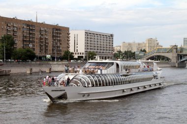 Modern zevk tekne yelken Moskova Nehri boyunca.