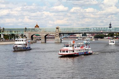 Zevk tekne yelken Moskova Nehri boyunca.