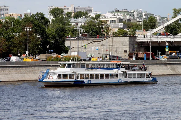 White pleasure boat sails along the Moscow River. — Stock Photo, Image