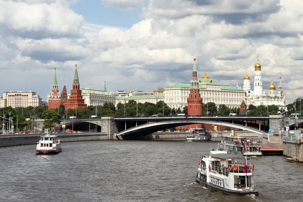 Barcos de recreio navegam ao longo do rio perto do Kremlin de Moscou . — Fotografia de Stock