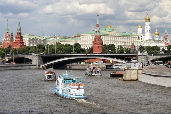 Barcos de recreio navegam ao longo do rio perto do Kremlin de Moscou . — Fotografia de Stock