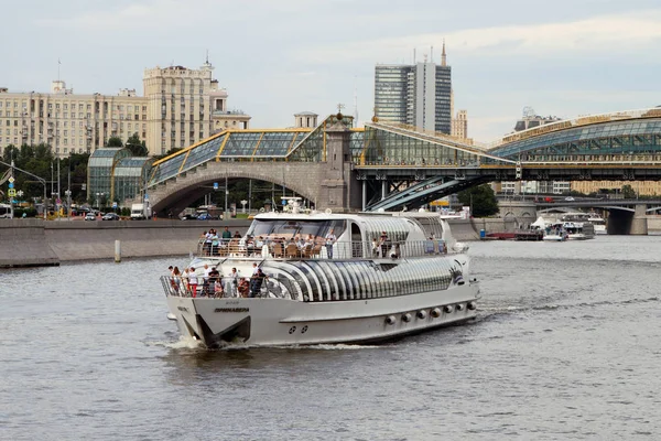 Moderní výletní lodě se plaví podél řeky Moskva. — Stock fotografie
