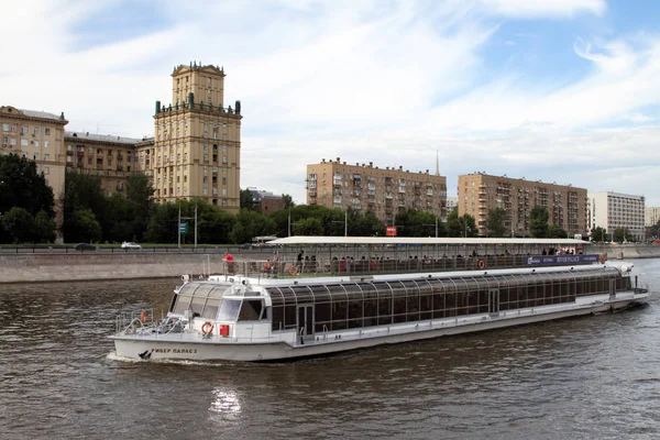 Barco de prazer branco navega ao longo do rio Moscou . — Fotografia de Stock