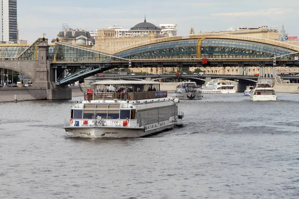 Лодки удовольствия плывут по Москве . — стоковое фото