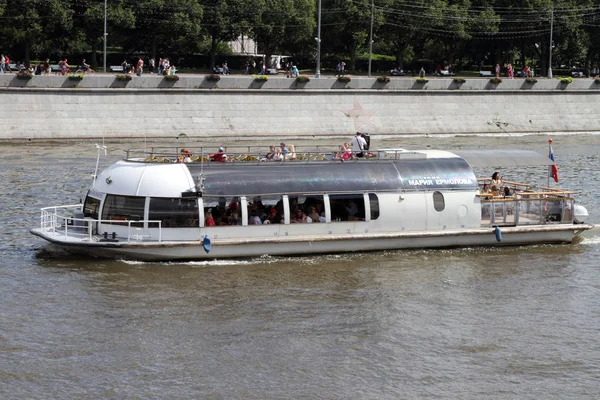 Little pleasure boat sails along the Moscow River. — Stock Photo, Image