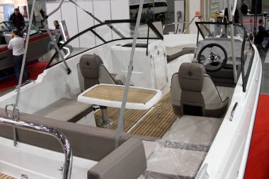 Tekne Jeanneau Cap Camarat kokpit iç 10 Uluslararası