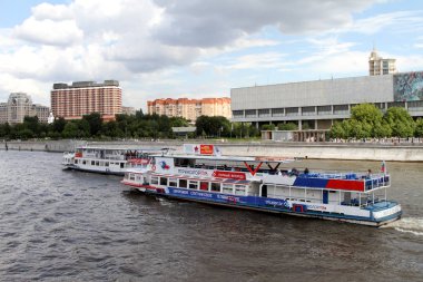 Moskova Nehri iki zevk tekne yelken.