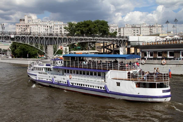Modern zevk tekne yelken Moskova Nehri boyunca.