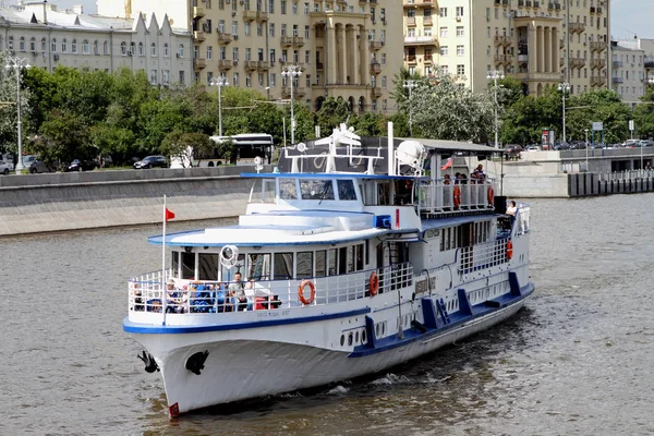 Човен насолоди сучасні білі вітрила вздовж річки Москви. — стокове фото