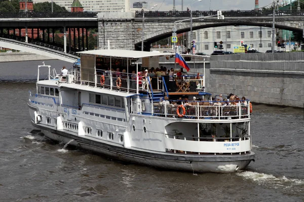 Човен насолоди білі вітрила вздовж річки Москви. — стокове фото