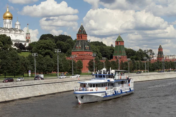 Moskova Kreml yakınındaki Nehri boyunca modern zevk tekne yelken