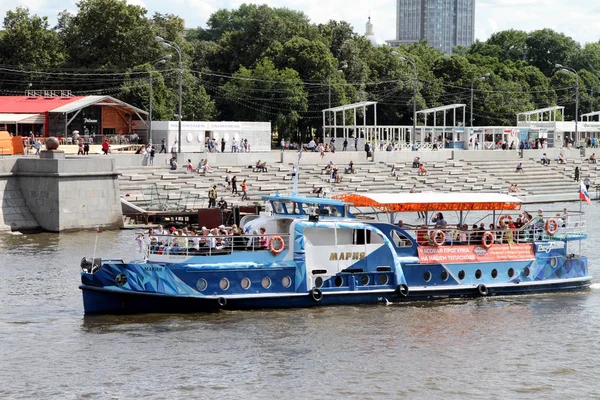 Barca da diporto blu naviga lungo il fiume Mosca . — Foto Stock