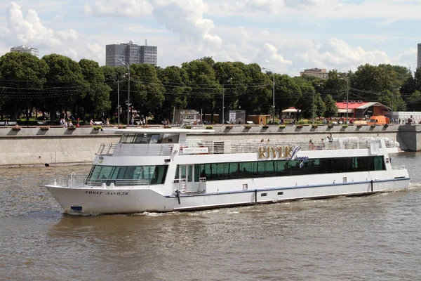 Bílá výletní lodě se plaví podél řeky Moskva. — Stock fotografie