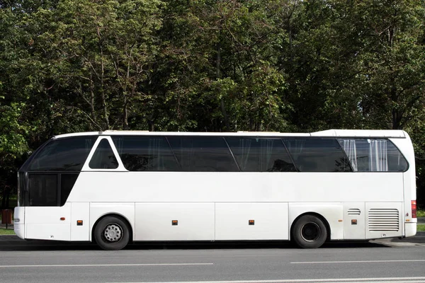 Modern beyaz otobüs.