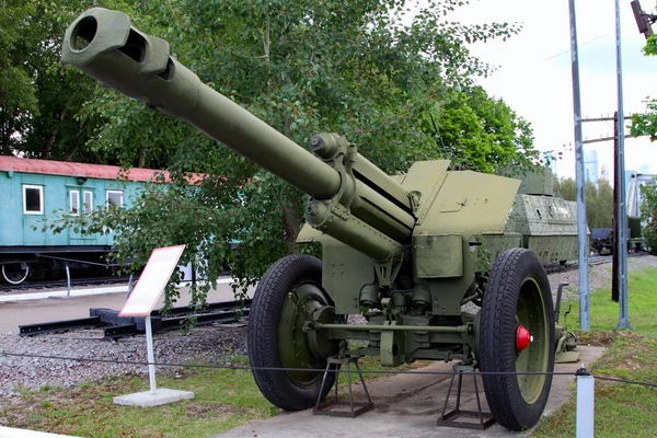 152-мм гаубица Д-1 образца 1943 года (СССР) на основании вооружения — стоковое фото