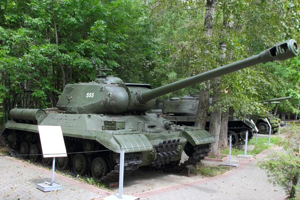 Zware Tank Is - 2m model 1944 (Sovjet-Unie) op grond van wapens standhouder — Stockfoto