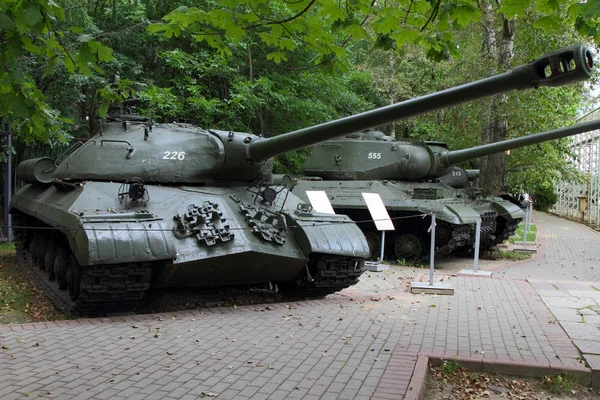 Тяжелый танк ИС-3 модели 1945 (СССР) на территории выставки вооружения — стоковое фото