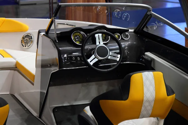 İç ve kokpit sürat teknesi.