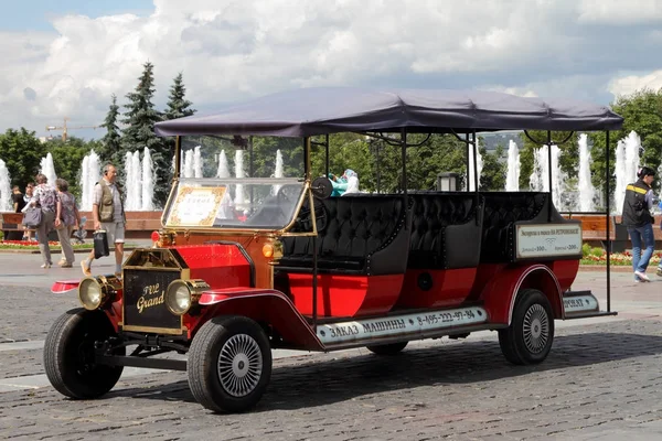 Voiture antique stylisée pour les touristes itinérants sur Poklonnaya Hill . — Photo