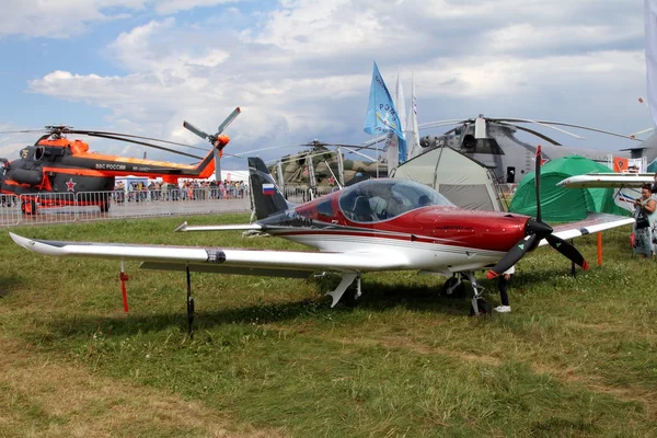 Червоний спортивний літак Чеська компанія БРМ Aero Bristell на го — стокове фото