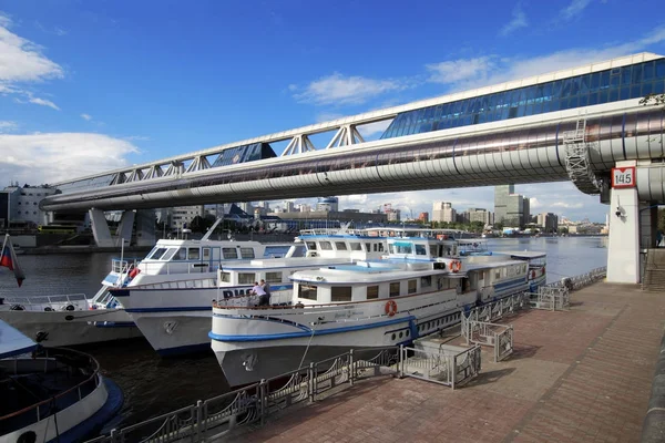 Moderno ponte pedonale Bagration a Mosca. Russia . — Foto Stock