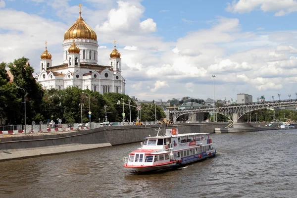 Výletní lodě se plaví podél řeky Moskva. Stock Snímky