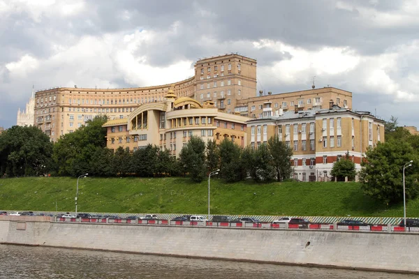 Bostadshus på Rostov banvallen i Moskva. — Stockfoto