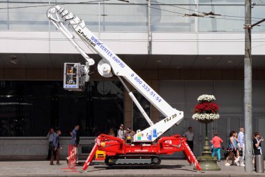 Modern teleskopik Asansör bir şehir sokak standları.         