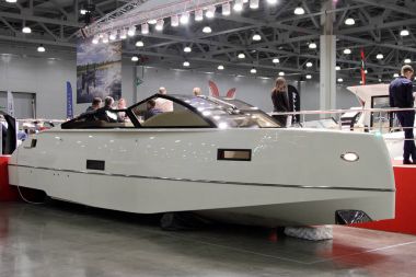 10 Uluslararası boat show, Moskova için modern beyaz yat. Rus