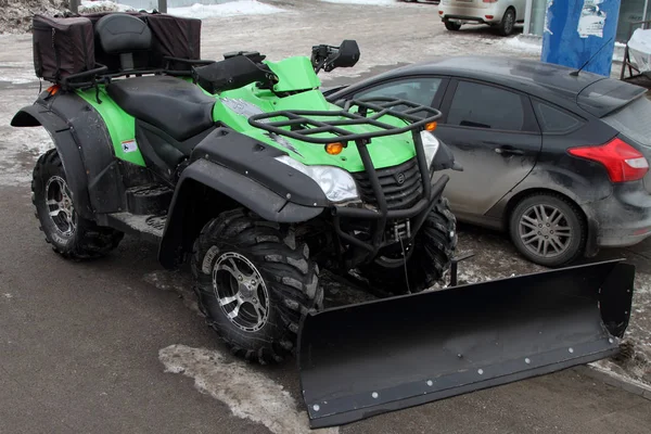 Quad, geeignet zur Schneeräumung. — Stockfoto