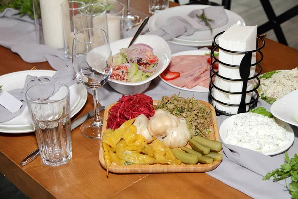 Platos georgianos sobre la mesa . — Foto de Stock