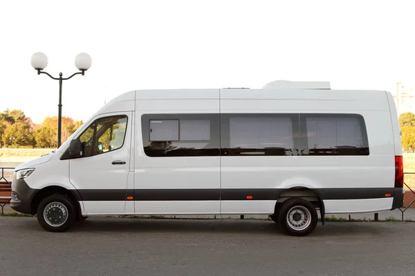 Moderní bílý minibus. — Stock fotografie