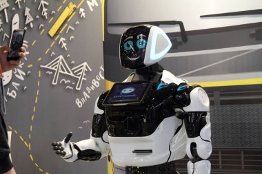 Perma fabrikası tarafından üretilen promobot elini Exhi 'ye uzatıyor.