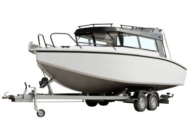Modern motor yatı bir araba römorkuna yüklenmiş..