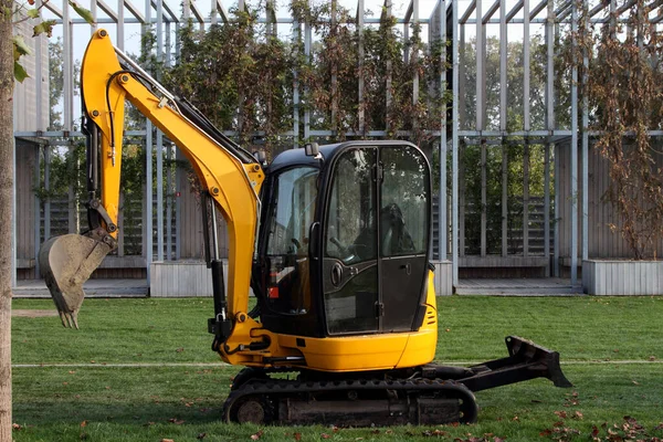 Una Excavadora Compacta Encuentra Césped Cubierto Hierba Parque Vacío —  Fotos de Stock