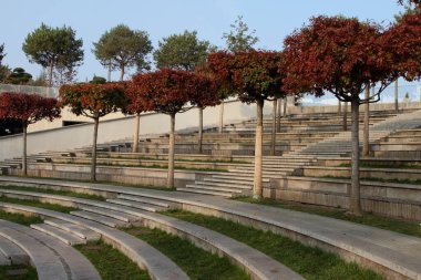 Şehir parkının terk edilmiş amfitiyatrosu akşam güneşiyle aydınlanır..
